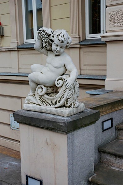 Скульптура античная Мальчик с виноградом