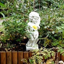 Скульптура античная Мальчик с цветком