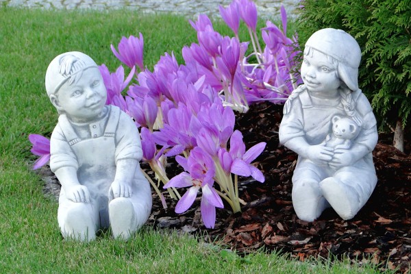 Скульптура современная Девочка с игрушкой