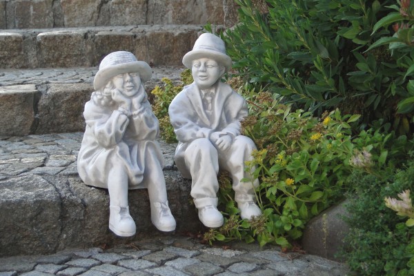 Скульптура Девочка в шляпе сидит