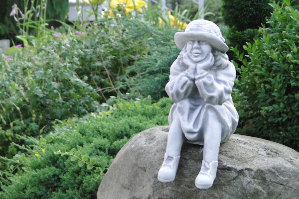 Скульптура Девочка в шляпе сидит