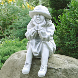 Скульптура Девочка в шляпе сидит