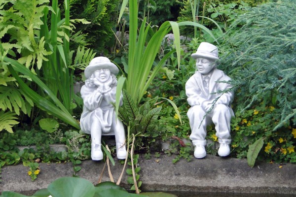 Скульптура Мальчик в шляпе сидит