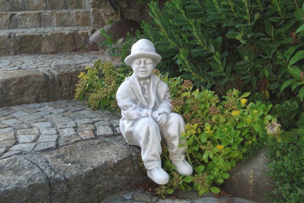 Скульптура Мальчик в шляпе сидит