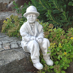 Скульптура Мальчик в шляпе сидит