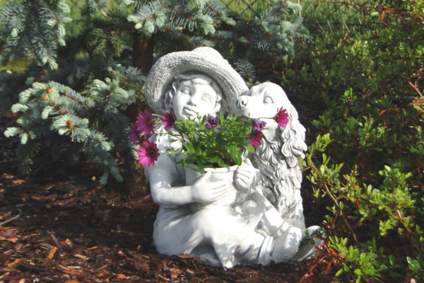 Скульптура современная Девочка с собакой и цветами