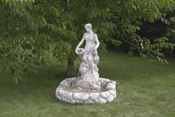 Фонтан Девушка с дельфином