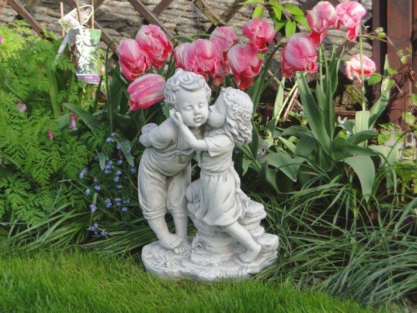 Скульптура современная Дети целуются