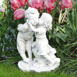 Скульптура современная Дети целуются