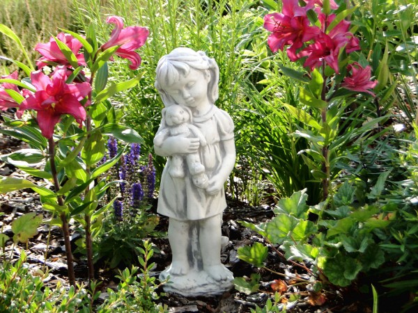 Скульптура классическая Девочка с игрушкой