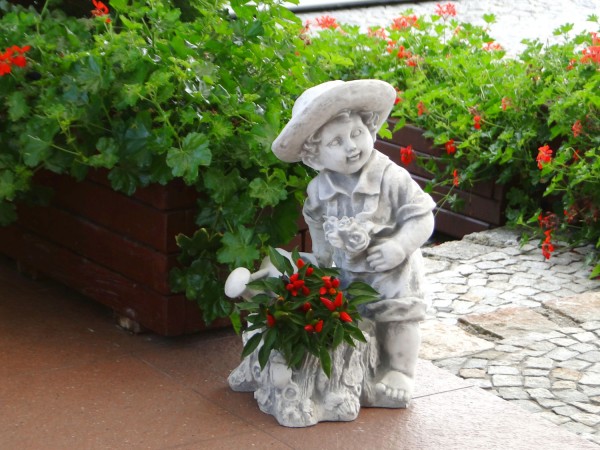 Скульптура современная Мальчик с лейкой