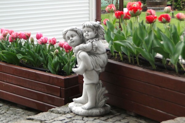 Скульптура современная Мальчик несёт девочку