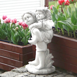 Скульптура современная Мальчик несёт девочку