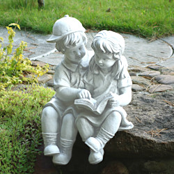 Скульптура современная Дети читают книгу
