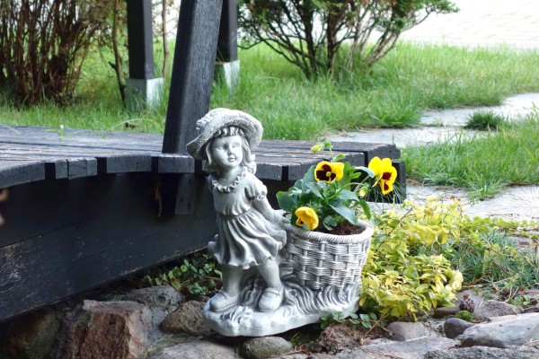 Скульптура современная Девочка с корзиной для цветов