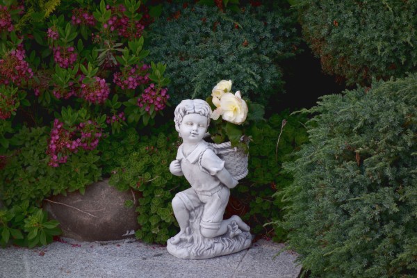 Скульптура Мальчик с корзиной