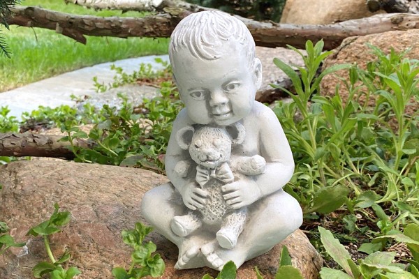 Скульптура  Ребенок с игрушкой