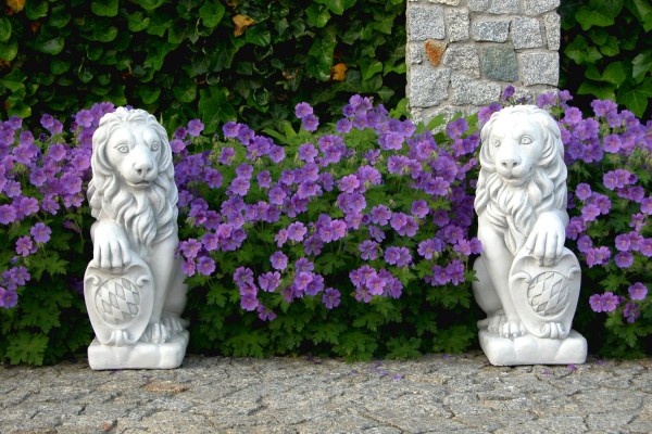 Скульптура Лев сидит, со щитом,  левый