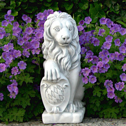 Скульптура Лев сидит, со щитом, правый