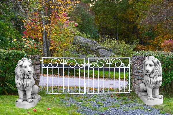 Скульптура Лев смотрит влево