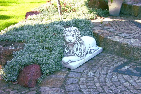 Скульптура Лев лежит