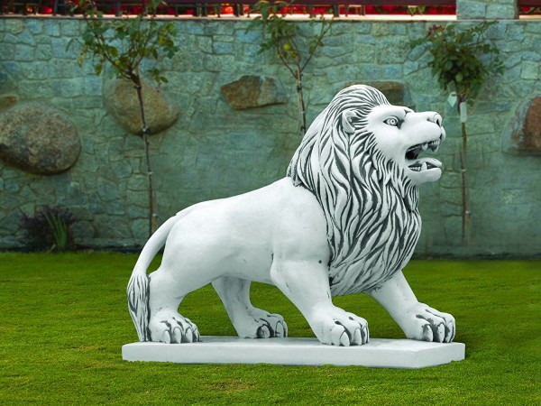 Скульптура Лев стоит, прямой