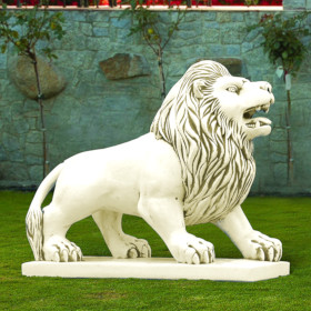 Скульптура Лев стоит, прямой