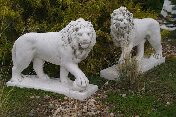 Скульптура Лев, с правой лапой на камне