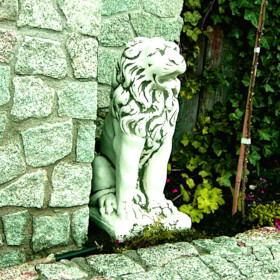 Скульптура Лев сидит смотрит прямо