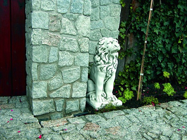 Скульптура Лев сидит смотрит прямо