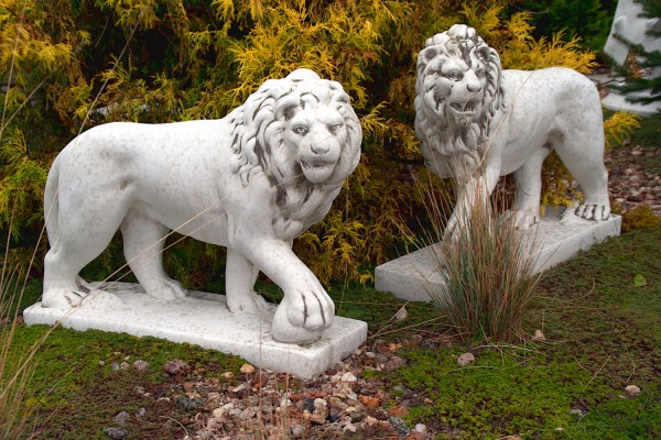 Скульптура Лев с левой лапой на камне