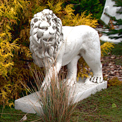 Скульптура Лев с левой лапой на камне