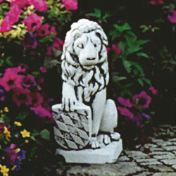 Скульптура Лев сидит, со щитом, правый