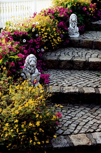 Скульптура Лев сидит, со щитом, левый