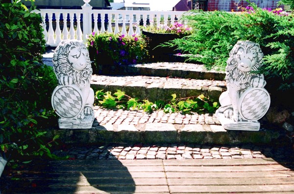 Скульптура Лев сидит, со щитом, правый