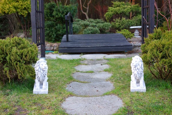 Скульптура Лев смотрит вправо