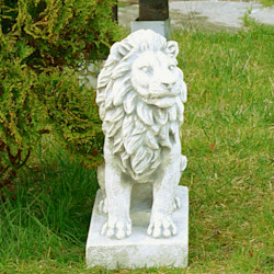 Скульптура Лев смотрит вправо