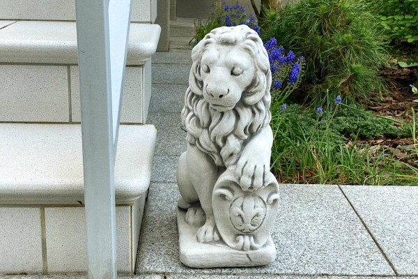 Скульптура  Лев со щитом сидит правый