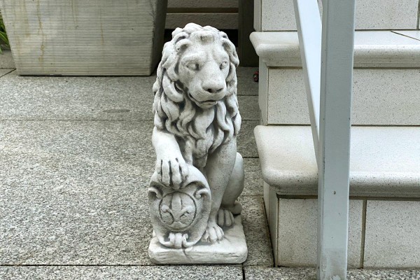 Скульптура  Лев со щитом сидит левый