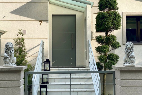 Скульптура  Лев со щитом сидит левый