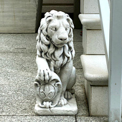 Скульптура  Лев со щитом сидит левый