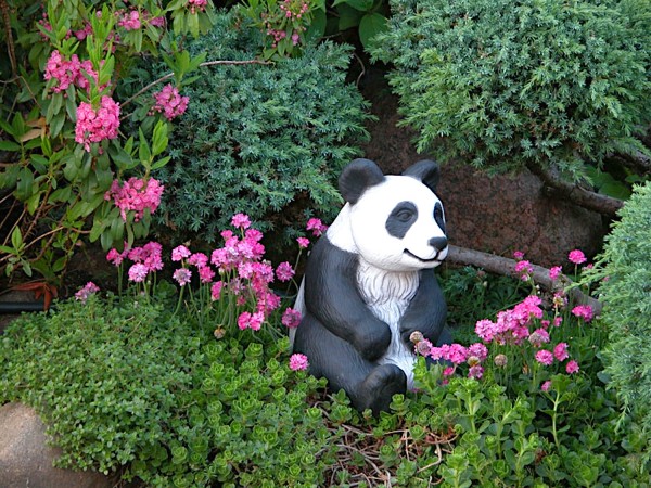 Скульптура Панда сидит
