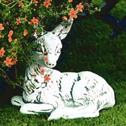 Скульптура Оленёнок лежит