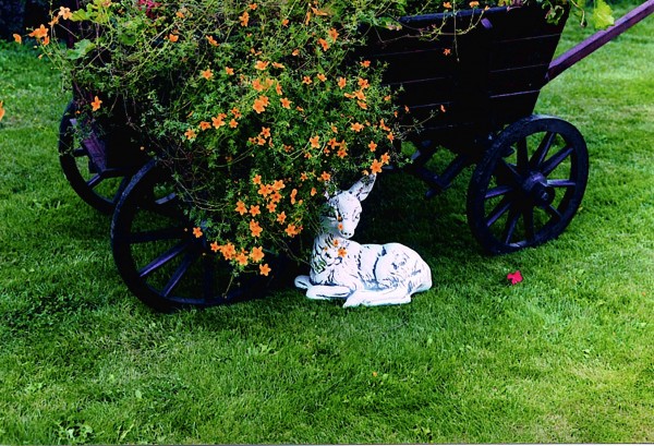 Скульптура Оленёнок лежит