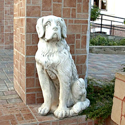 Скульптура Собака сидит