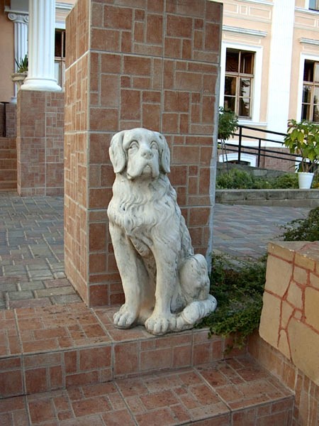 Скульптура Собака сидит