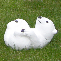 Скульптура Медведь лежит на спине