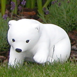 Скульптура Медведь смотрит влево