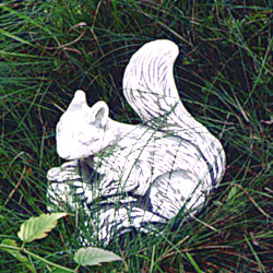 Скульптура Белка на дереве