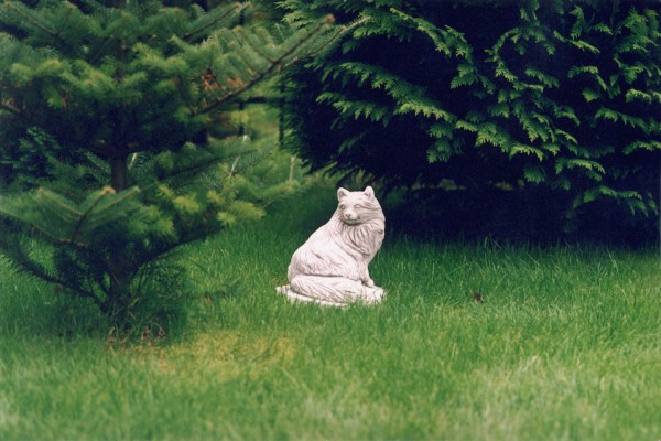 Скульптура Кот сидит смотрит направо